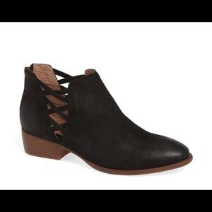 SEYCHELLES Remembrance Elegant Black Ankle Booties with Cutout Design/size 6